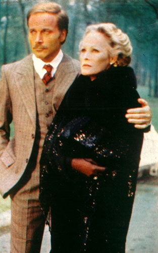 Кадры из Красные колокола, фильм первый – Мексика в огне (1982)