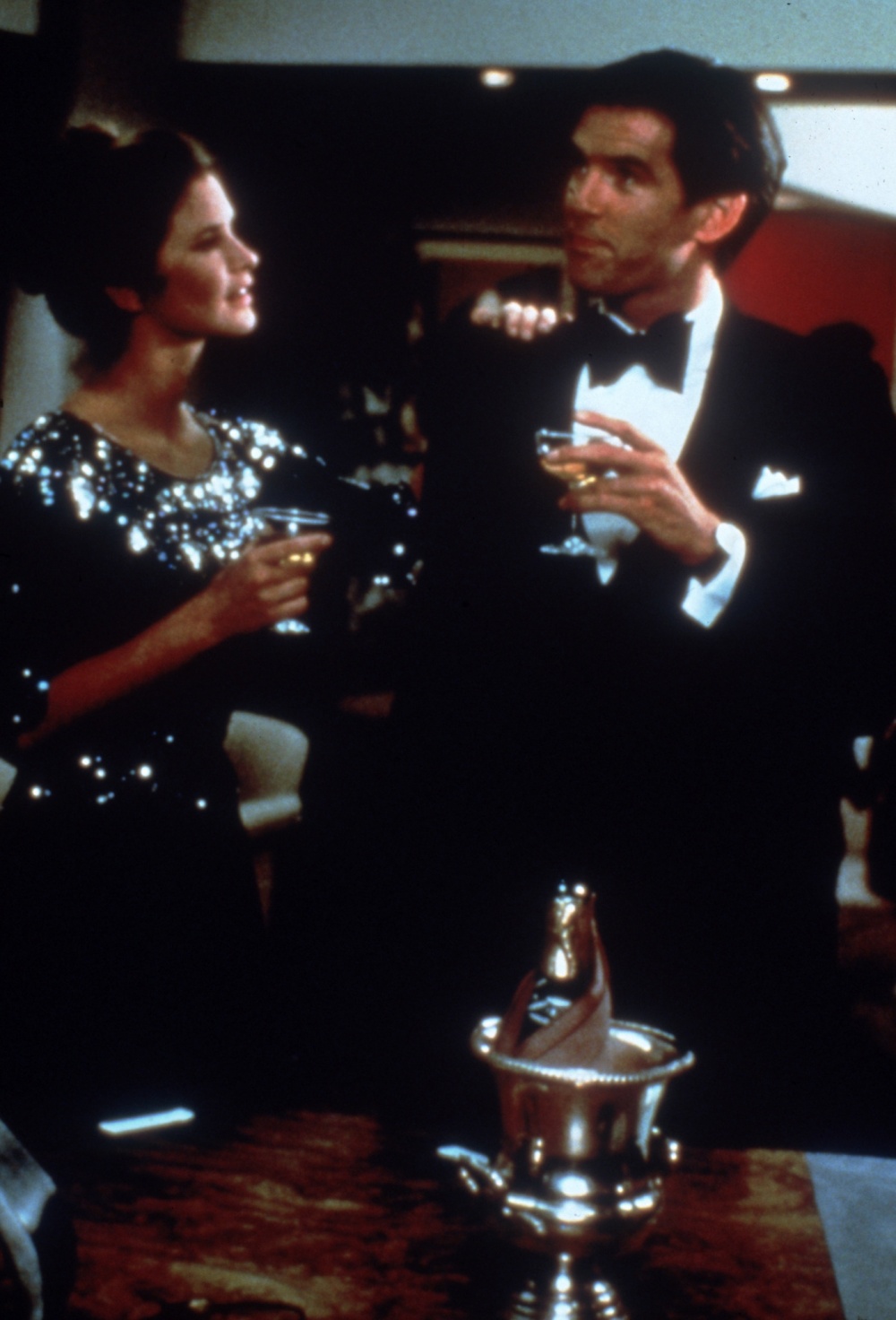 Кадры из Ремингтон Стил (1982)