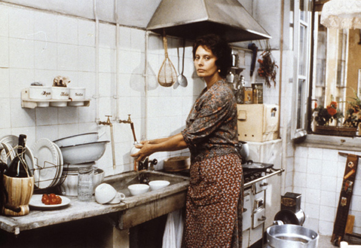 Кадры из Необычный день (1977)