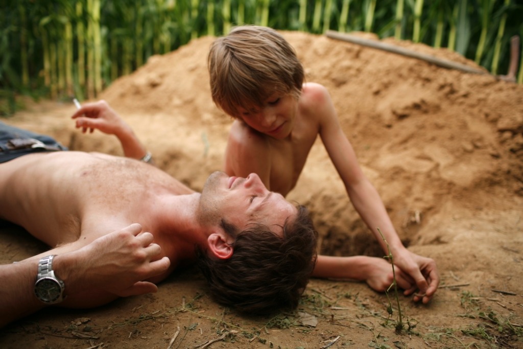 Кадры из Блондинка с обнаженной грудью (2010)