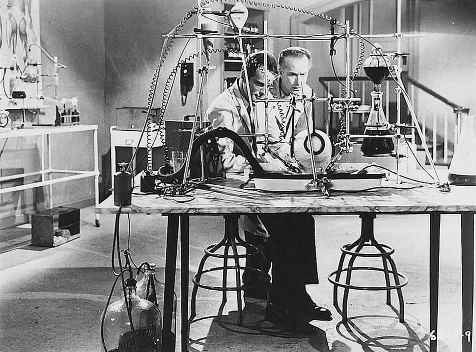 Кадры из Мозг, который не мог умереть (1962)
