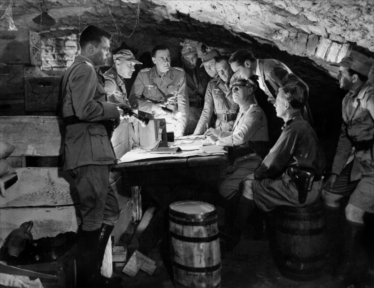 Кадры из Пять гробниц по пути в Каир (1943)