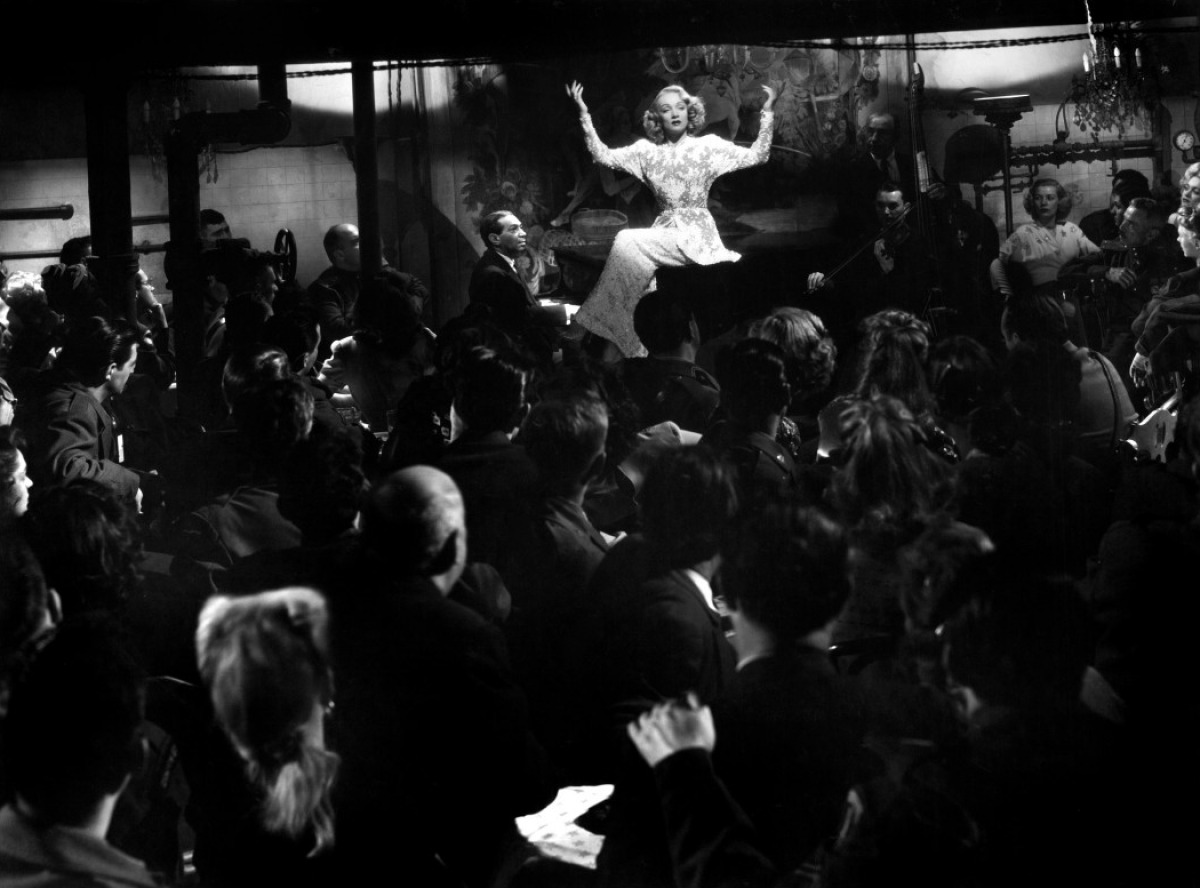 Кадры из Зарубежный роман (1948)