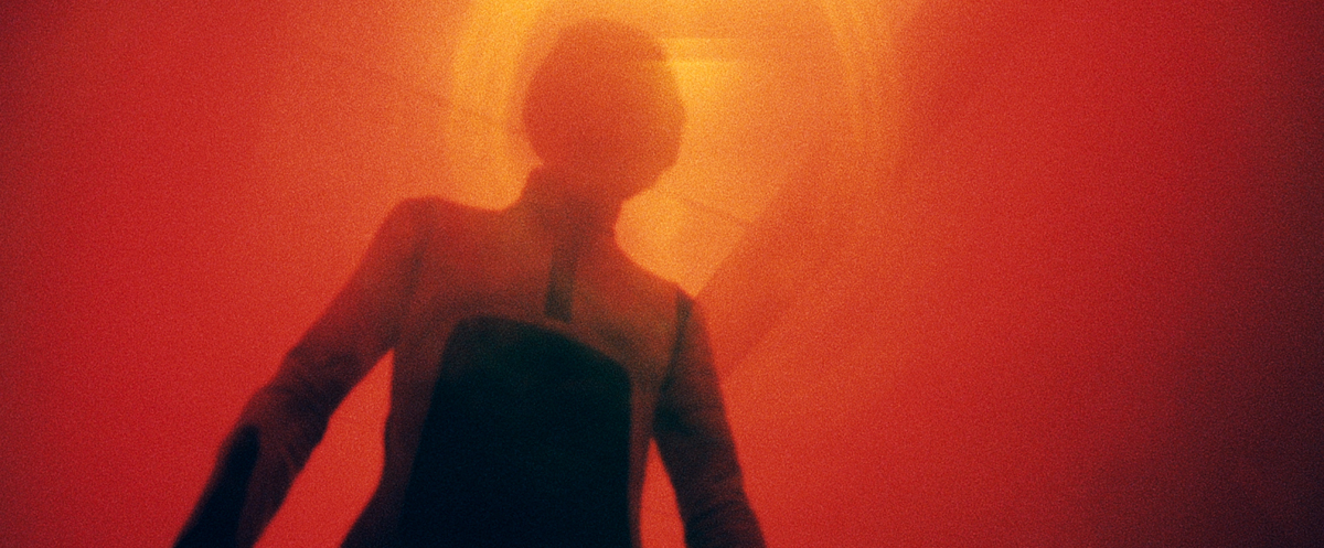 Кадры из По ту сторону черной радуги (2010)