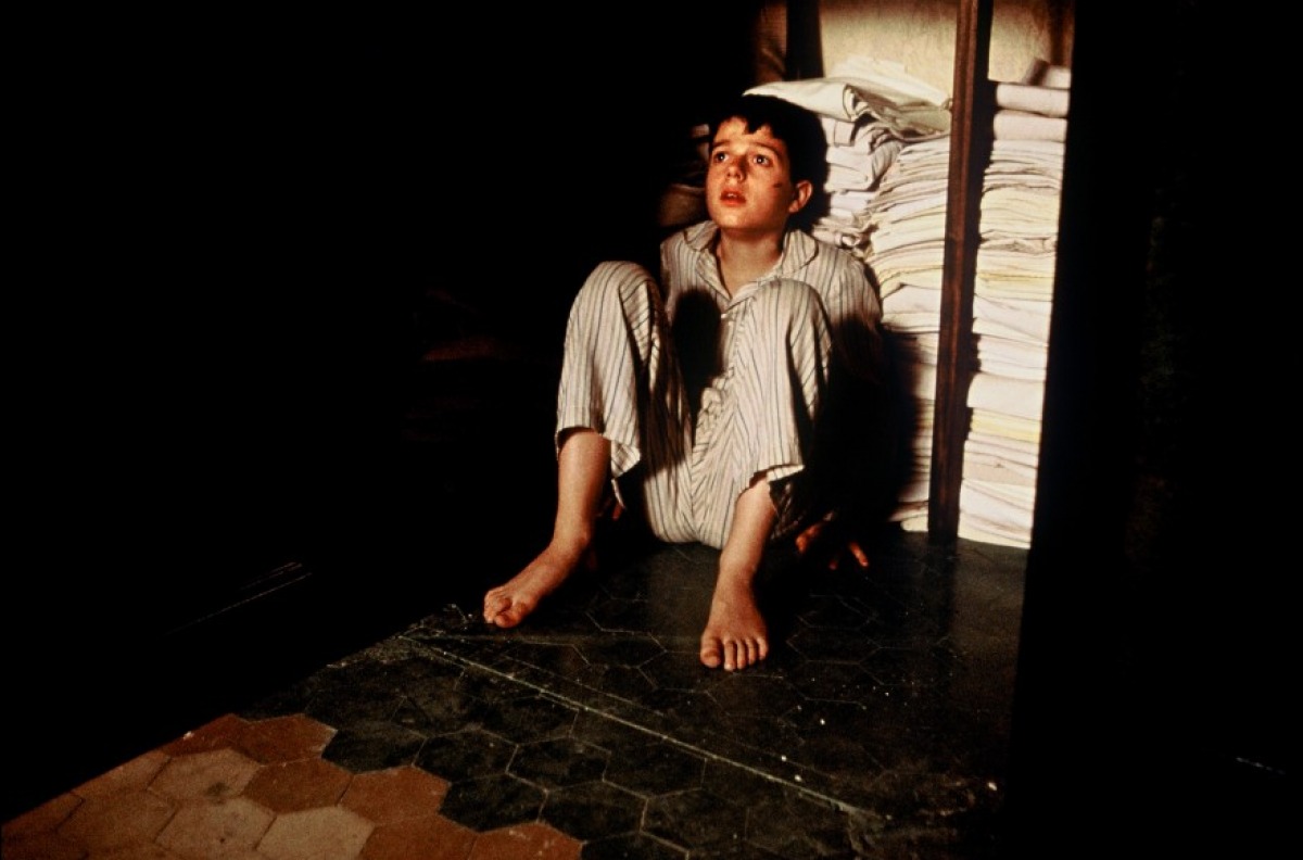 Кадры из Хребет дьявола (2001)