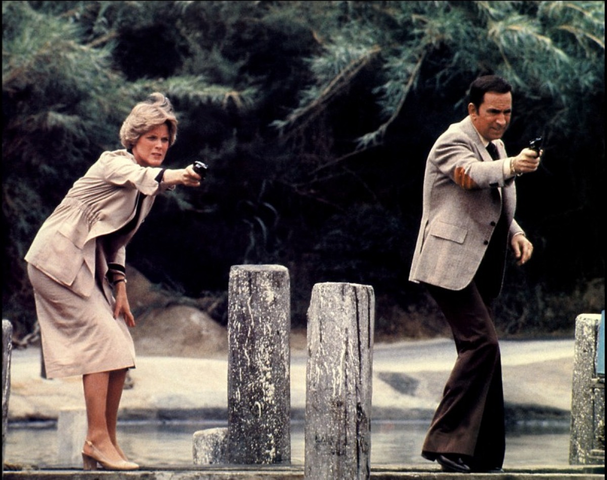 Кадры из Обнаженная Бомба (1980)