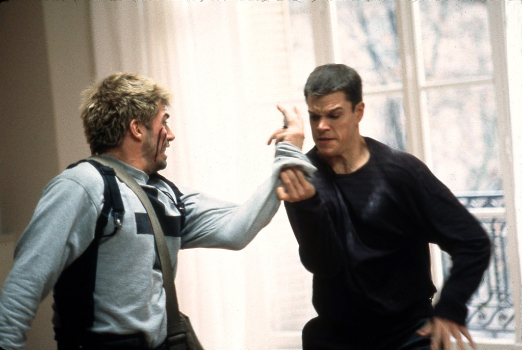 Кадры из Идентификация Борна (2002)