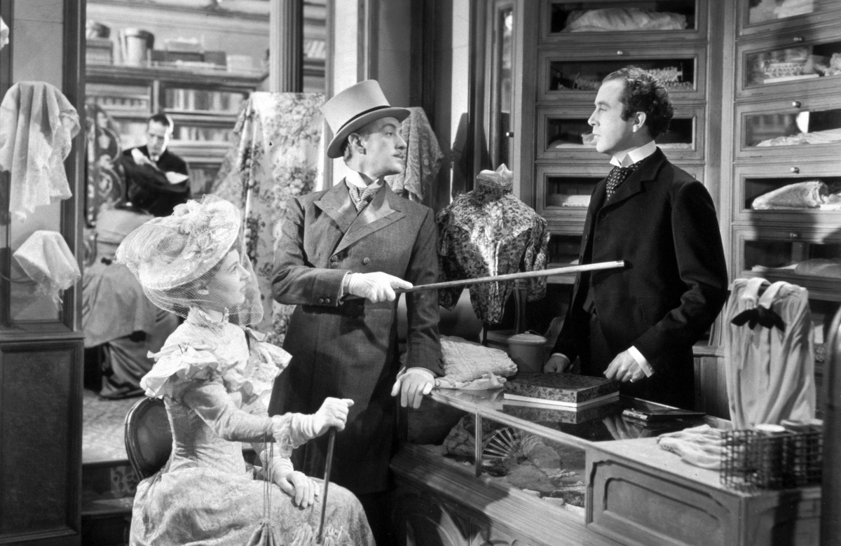 Кадры из Добрые сердца и короны (1949)