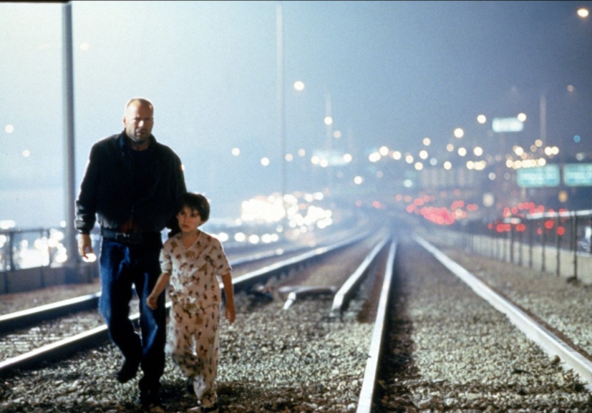 Кадры из Меркурий в опасности (1998)