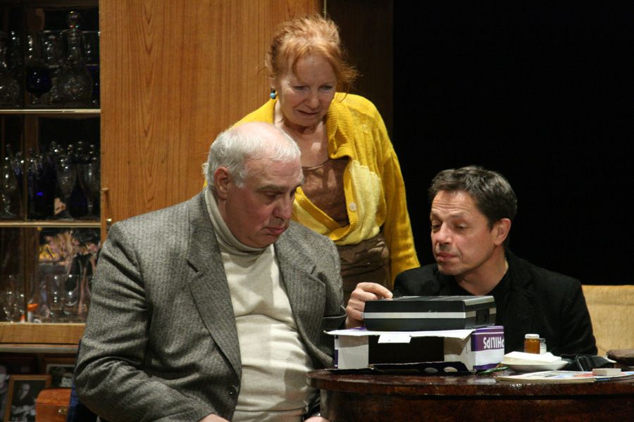 Кадры из Похороните меня за плинтусом (2008)