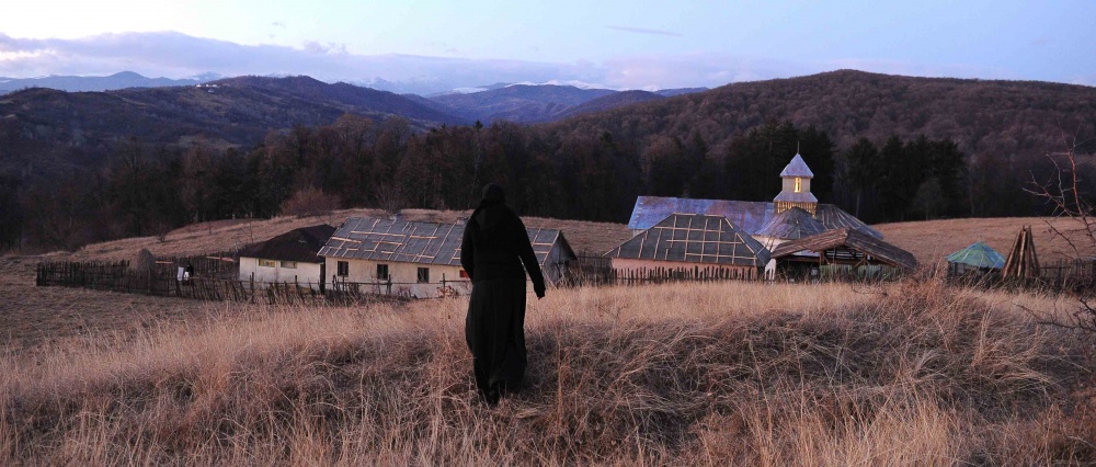 Кадры из За холмами (2012)
