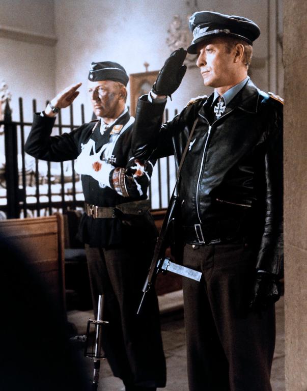 Кадры из Орел приземлился (1976)