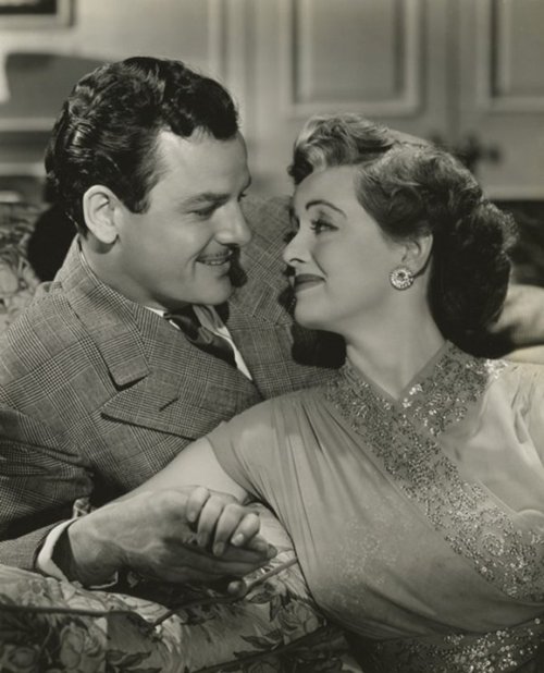 Кадры из Верная подруга (1943)