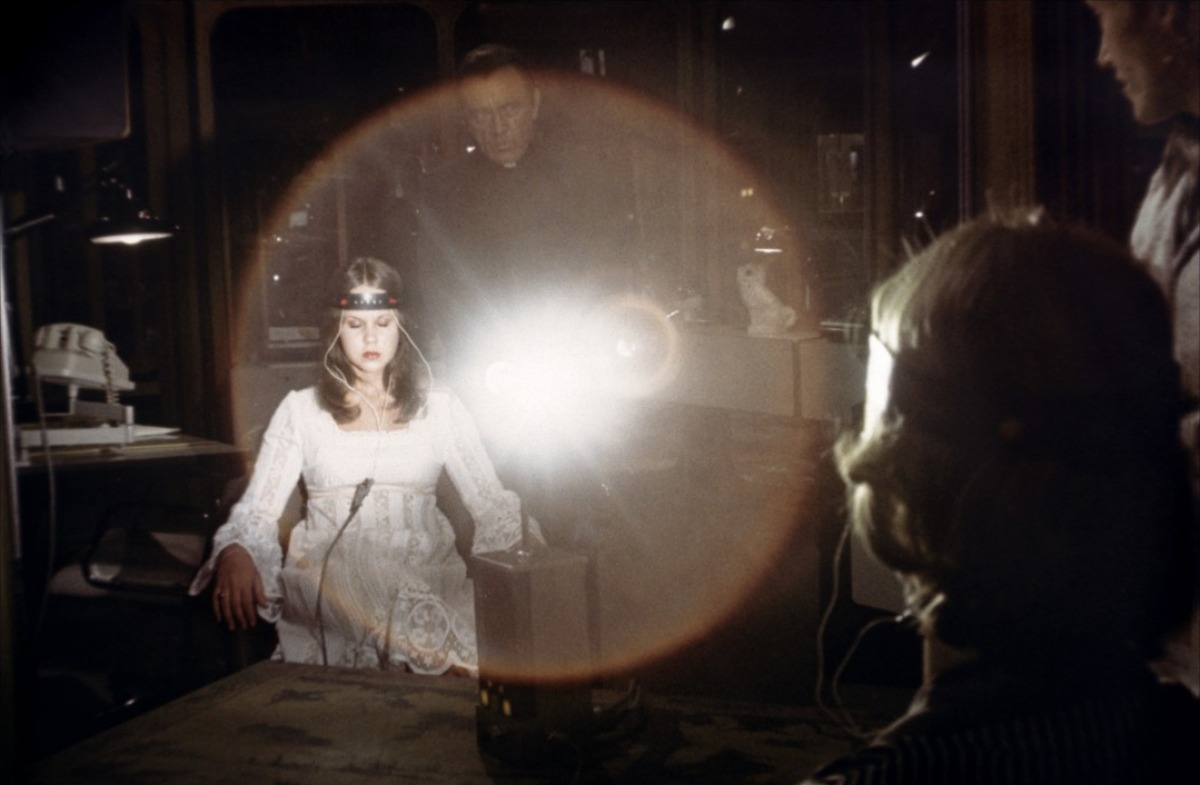 Кадры из Изгоняющий дьявола II: Еретик (1977)