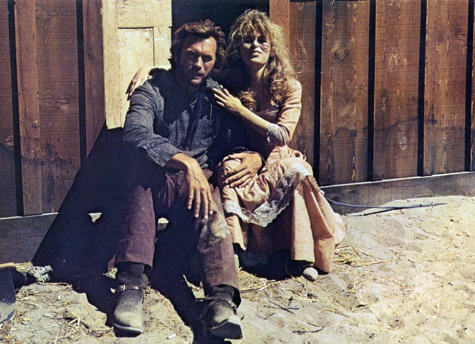 Кадры из Бродяга высокогорных равнин (1973)