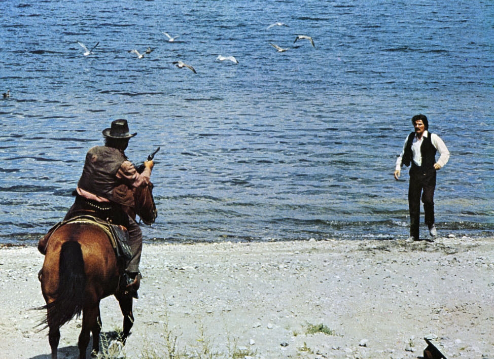 Кадры из Бродяга высокогорных равнин (1973)
