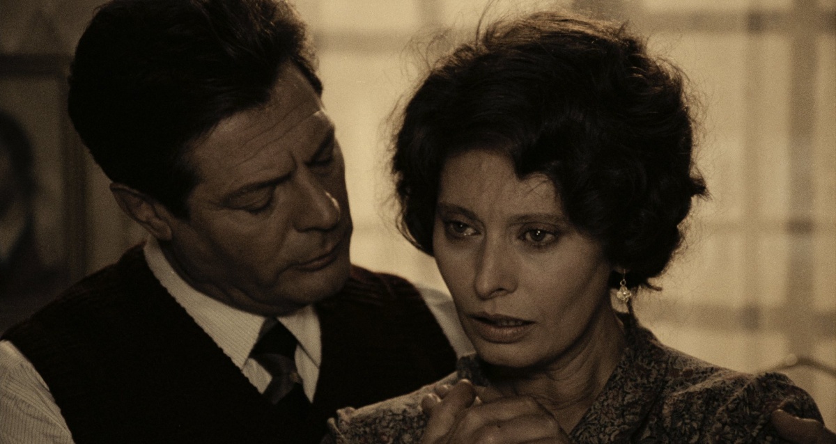 Кадры из Необычный день (1977)