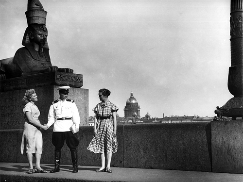 Кадры из Улица полна неожиданностей (1958)