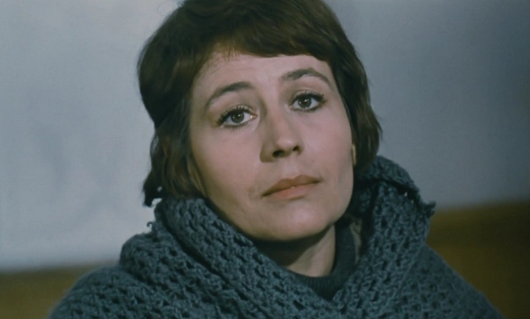 Кадры из Она не пьет, не курит, не клеит парней, но она... болтает! (1970)