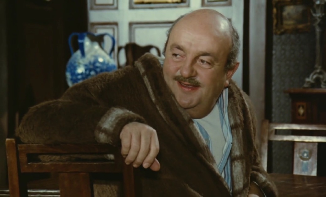 Кадры из Она не пьет, не курит, не клеит парней, но она... болтает! (1970)