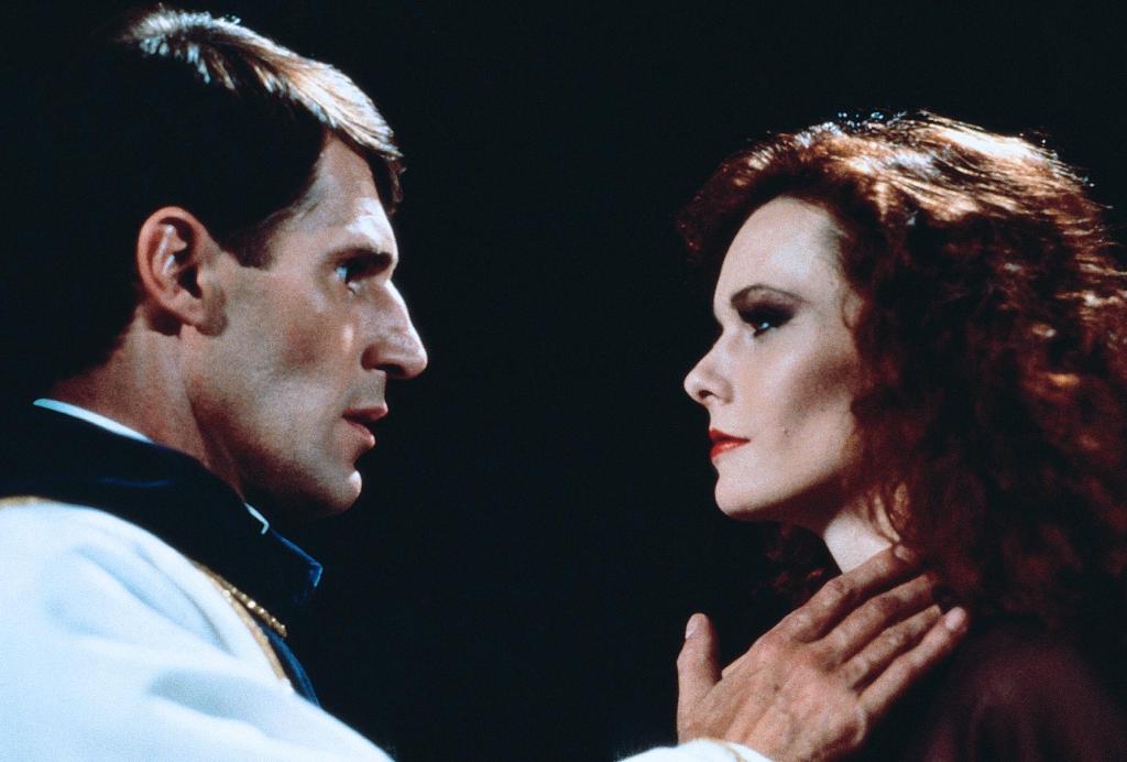 Кадры из Слуга дьявола (1988)
