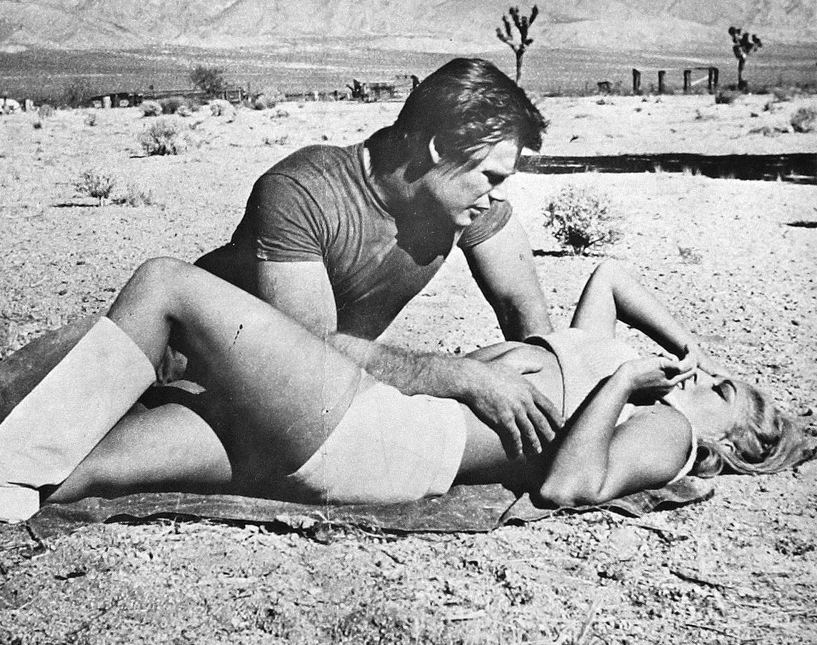 Кадры из Быстрее, кошечка! Убей, убей! (1965)