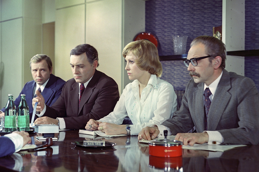 Кадры из ... И другие официальные лица (1976)
