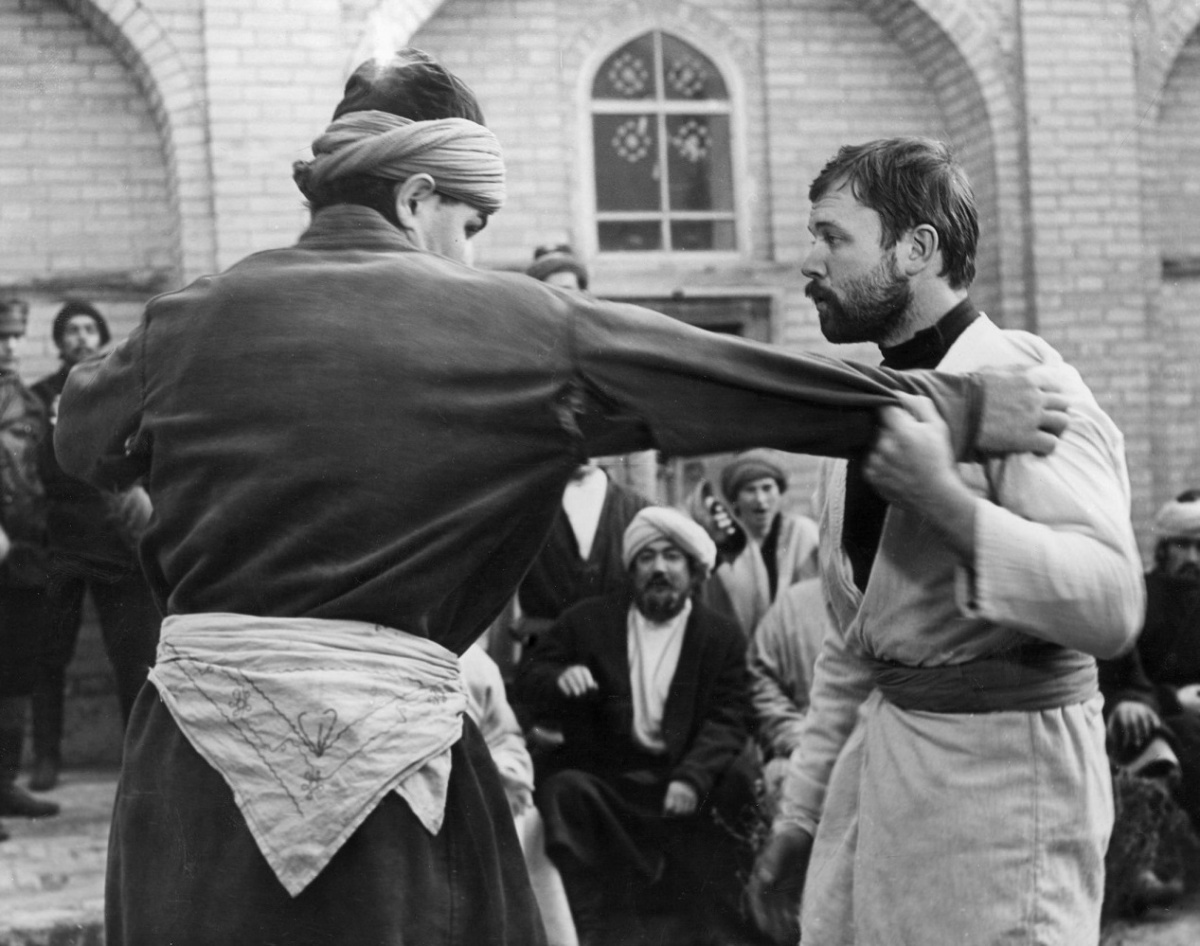 Кадры из Непобедимый (1983)