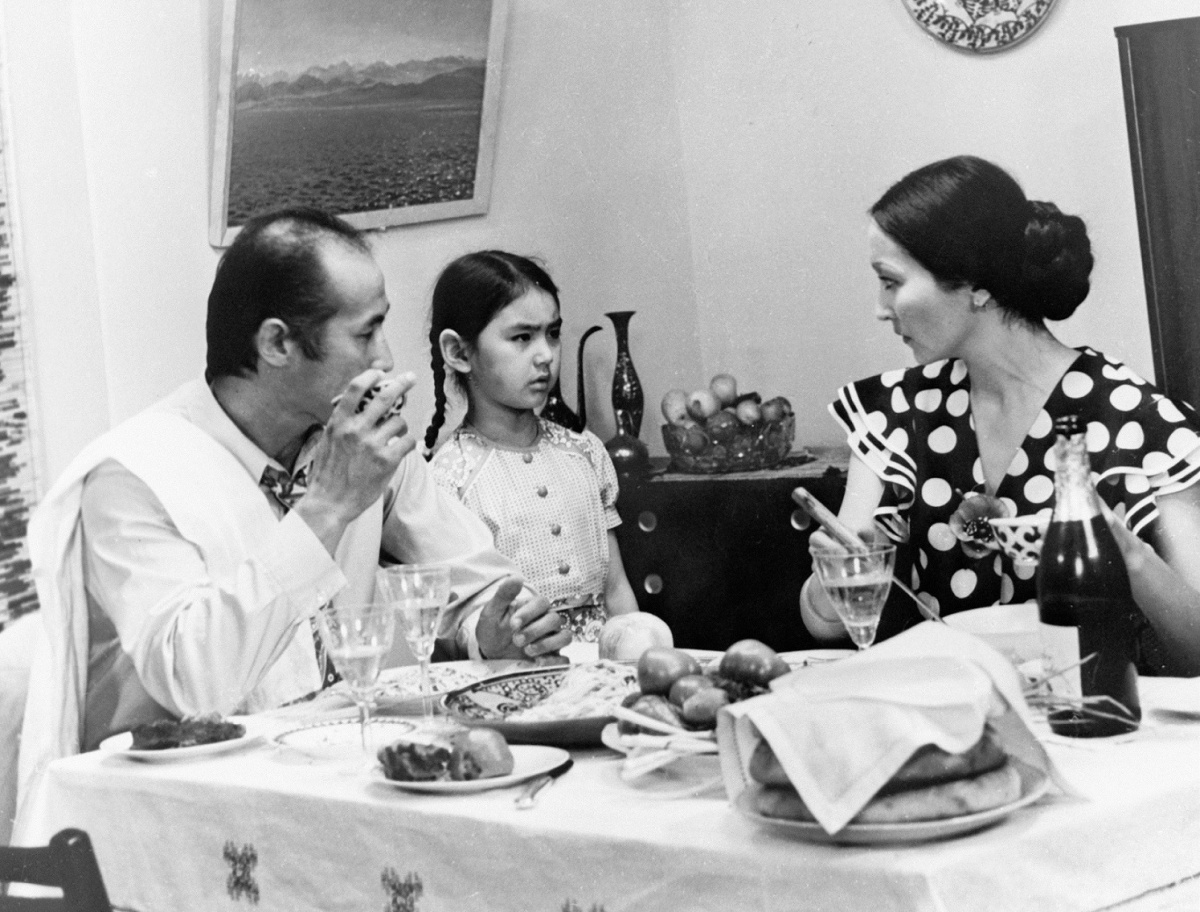 Кадры из Красное яблоко (1976)