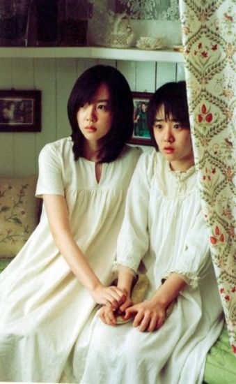 Кадры из История двух сестёр (2003)