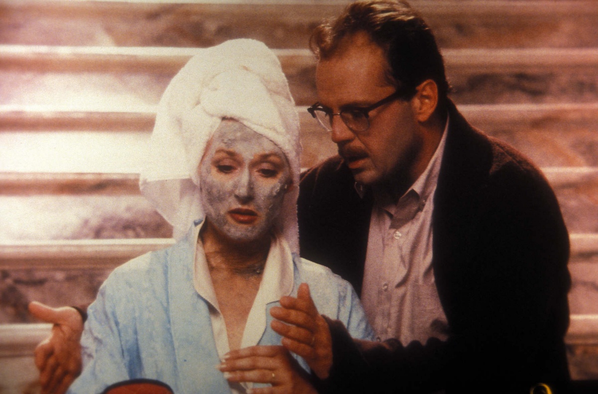 Кадры из Смерть ей к лицу (1992)