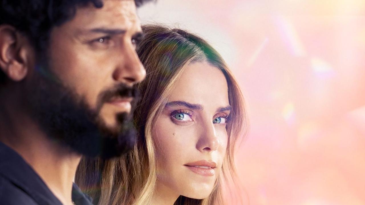 Кадры из Она со мной (2013)